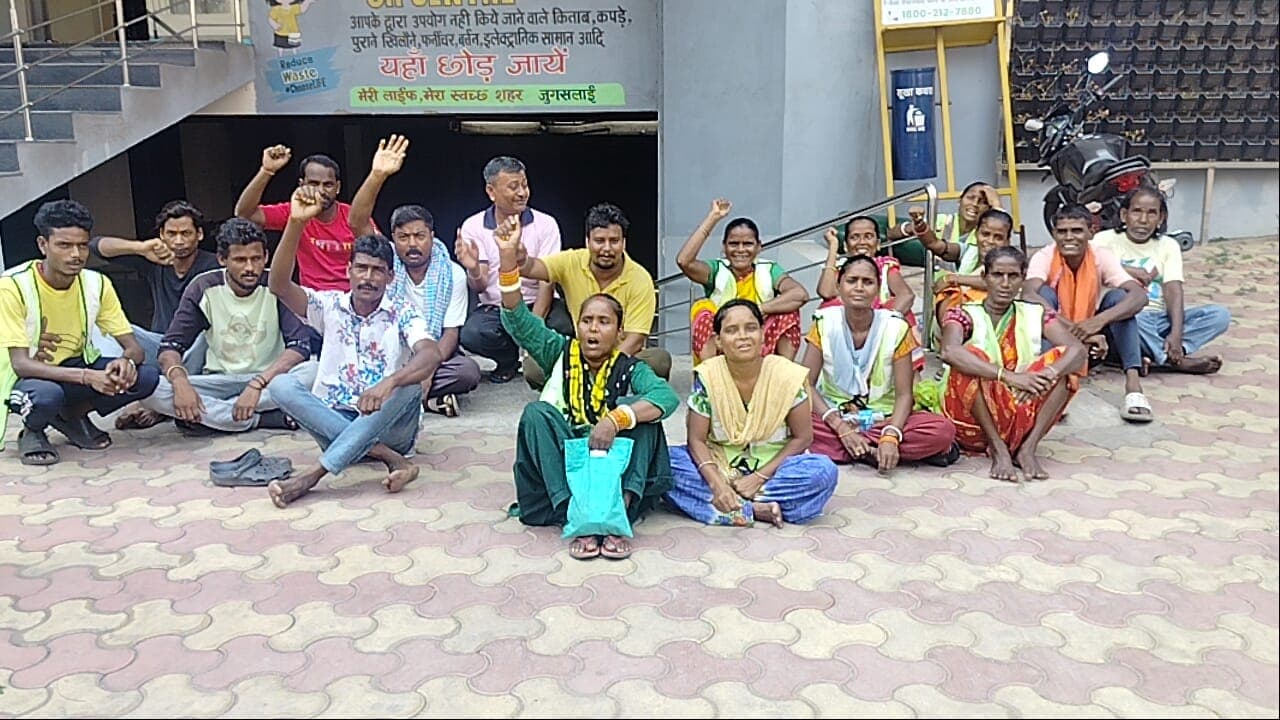 jamshedpur jugsalai जुगसलाई नगर परिषद के सफाई कर्मचारियों ने ठप किया कामकाज, हंगामा
