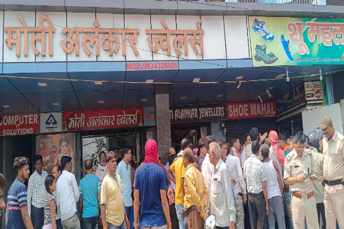 बोकारो में ज्वेलरी दुकान पर अपराधियों ने चलायी गोली, आक्रोशित व्यवसायियों ने सड़क किया जाम