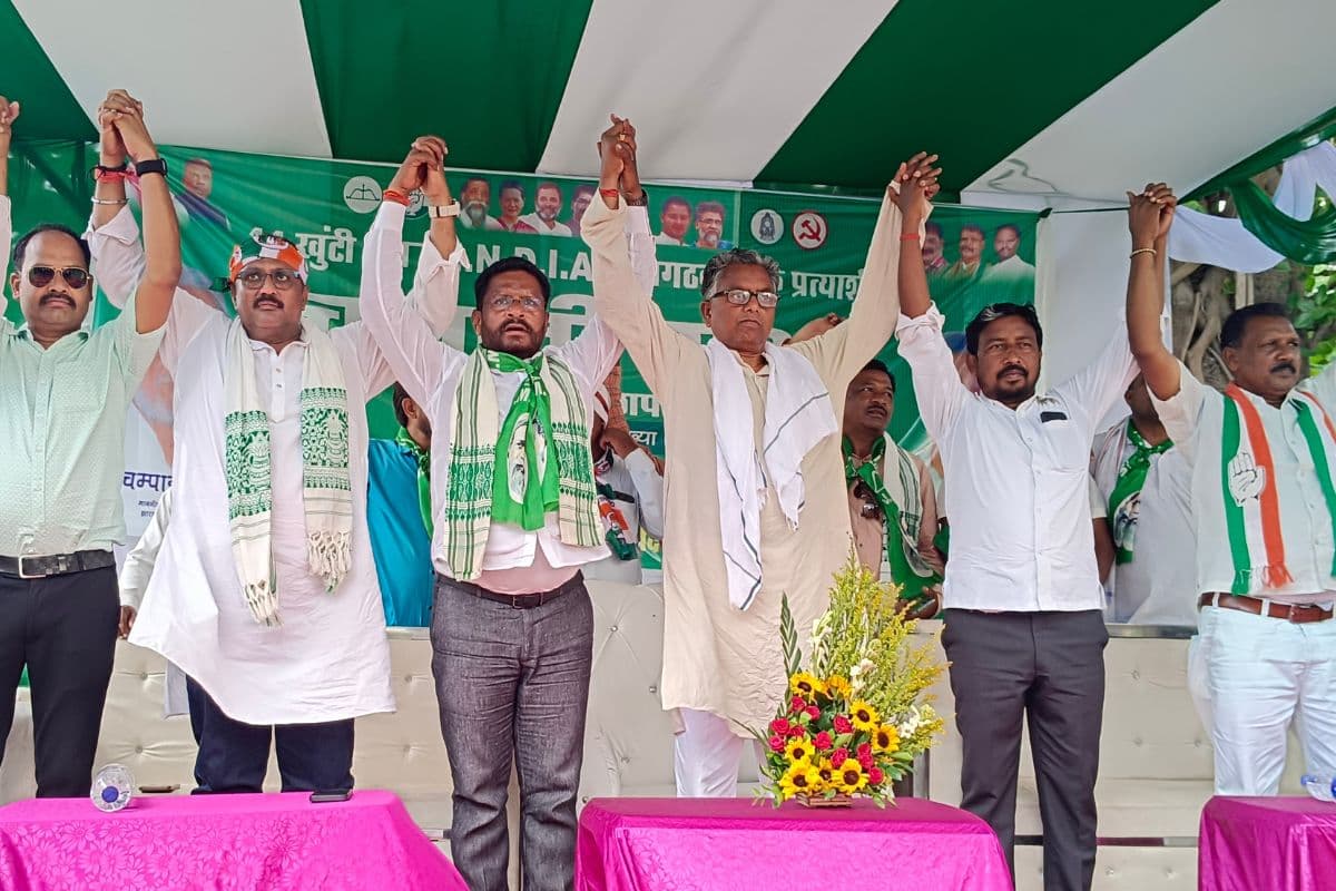 जनसभा में खूंटी प्रत्याशी कालीचरण मुंडा समेत अन्य