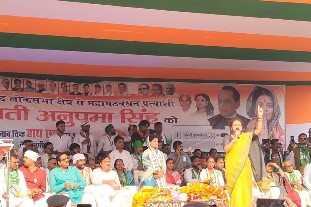 सभा को संबोधित करती कल्पना सोरेन