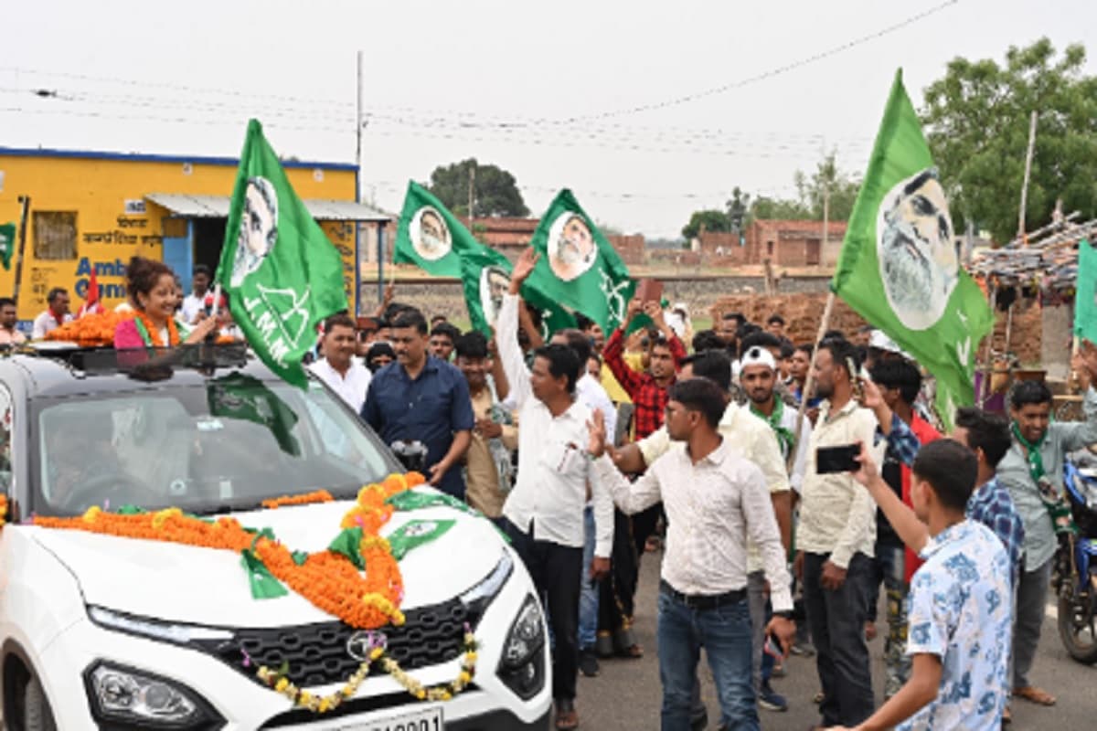 झामुमो प्रत्याशी कल्पना सोरेन ने गिरिडीह में किया रोड शो, लोगों का उमड़ा जनसैलाब