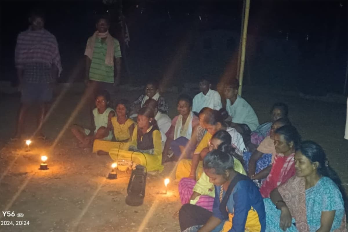 खूंटी के बांदू गांव में एक महीने से बिजली गुल, अंधेरे में रहने को मजबूर ग्रामीण