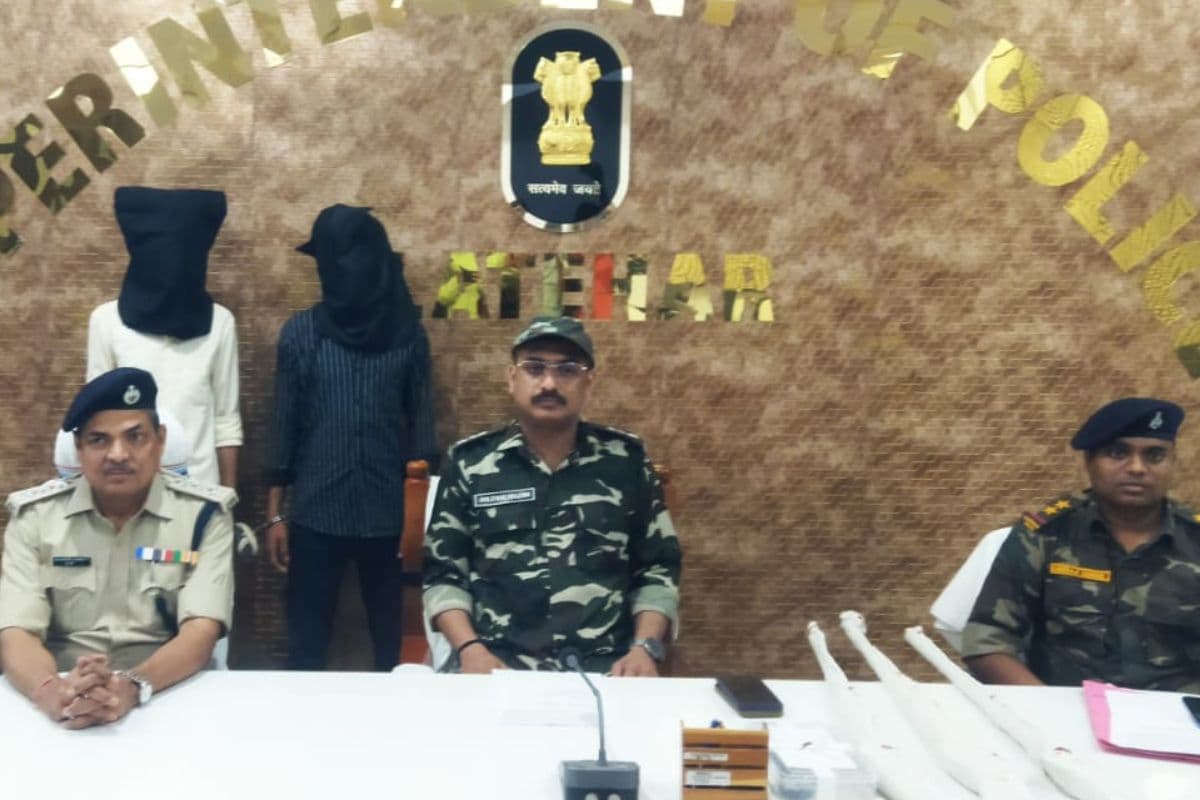 लातेहार में हथियार का भय दिखाकर लूटपाट करने वाले दो अपराधियों को जेल, बंदूक व देसी पिस्तौल बरामद