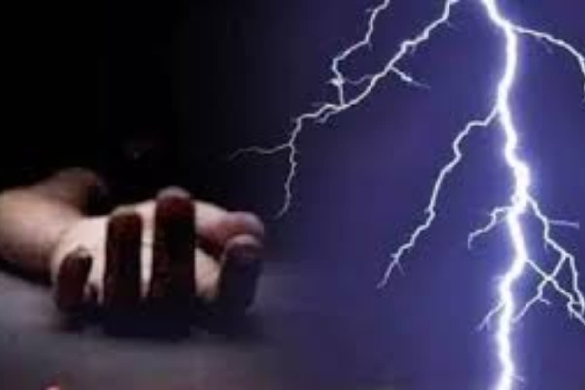 चाईबासा में वज्रपात की चपेट में आने से युवक की मौत, 10 झुलसे