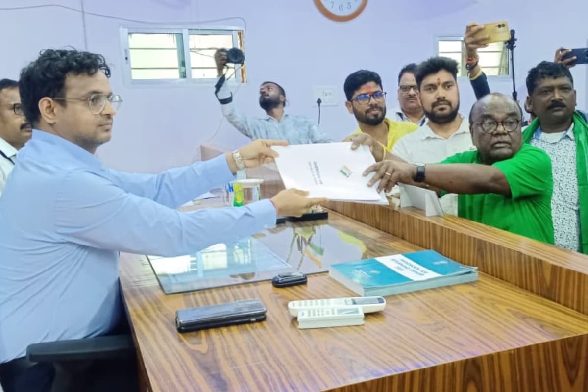 Lok Sabha Election 2024: राजमहल लोकसभा सीट से झामुमो विधायक लोबिन हेंब्रम ने निर्दलीय भरा पर्चा, पार्टी को दी चेतावनी