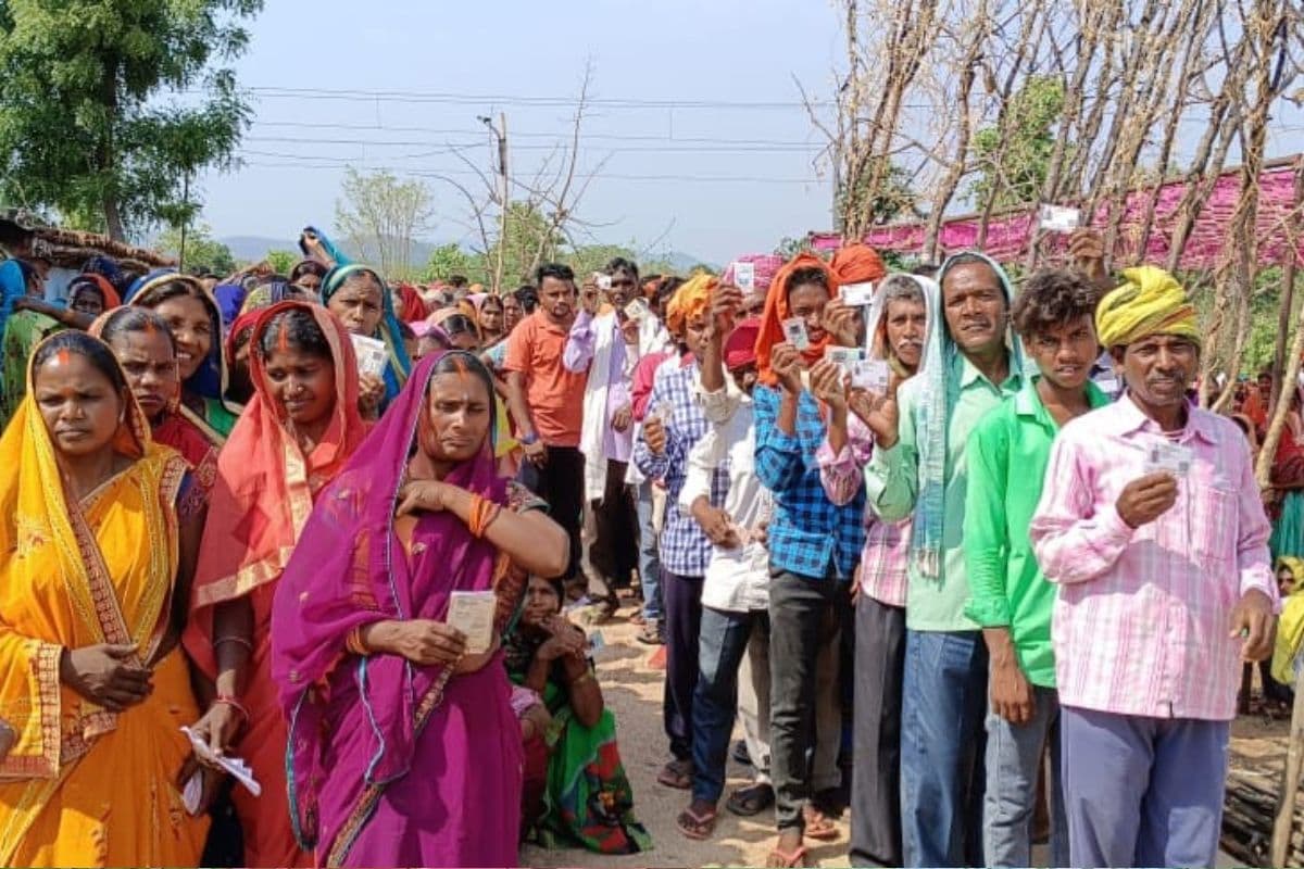 Lok Sabha Chunav 2024: चतरा लोकसभा क्षेत्र के लातेहार में चिलचिलाती धूप पर भारी दिख रहा लोकतंत्र के महापर्व का उत्साह