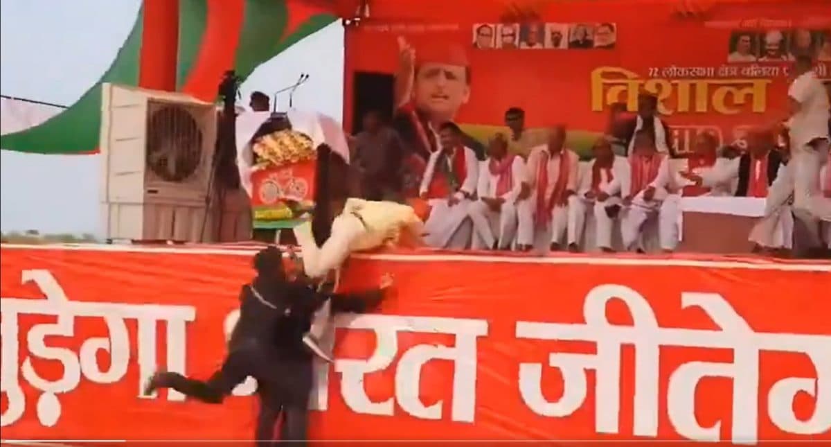 Lok Sabha Election 2024: जनसभा में मंच तक पहुंचा युवक, अखिलेश यादव तक पहुंचाई चिठ्ठी, जानें क्या दिया संदेश