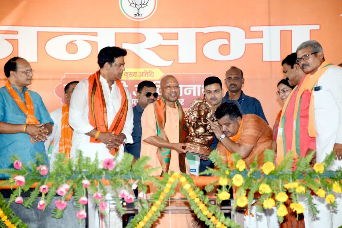 Lok Sabha Election 2024: पूर्वांचल में गरजे सीएम योगी, सपा-कांग्रेस के नीतियों पर साधा निशाना