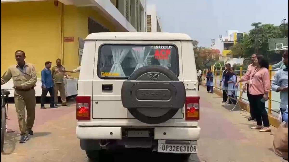 Lucknow News: लखनऊ एक और स्कूल में बम की सूचना, बाहर निकाले गए बच्चे, हड़कंप