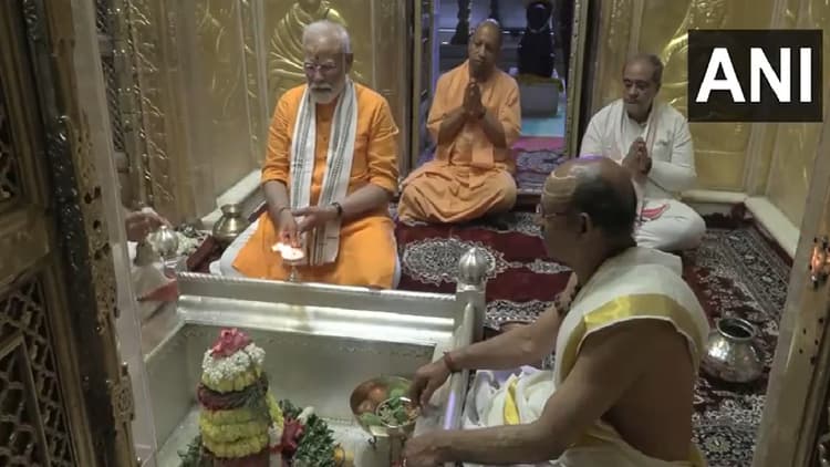Narendra Modi Varanasi: पीएम मोदी ने की काशी विश्वनाथ की पूजा, रोड शो में उमड़ा जनसैलाब