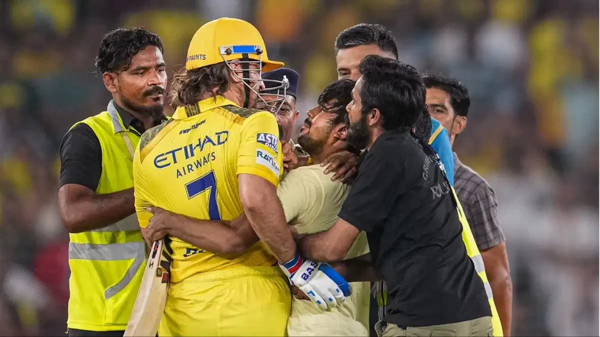 MS Dhoni: 'पहाड़ी गाने' पर पत्नी साक्षी संग नाचते नजर आए एमएस धोनी, वीडियो वायरल