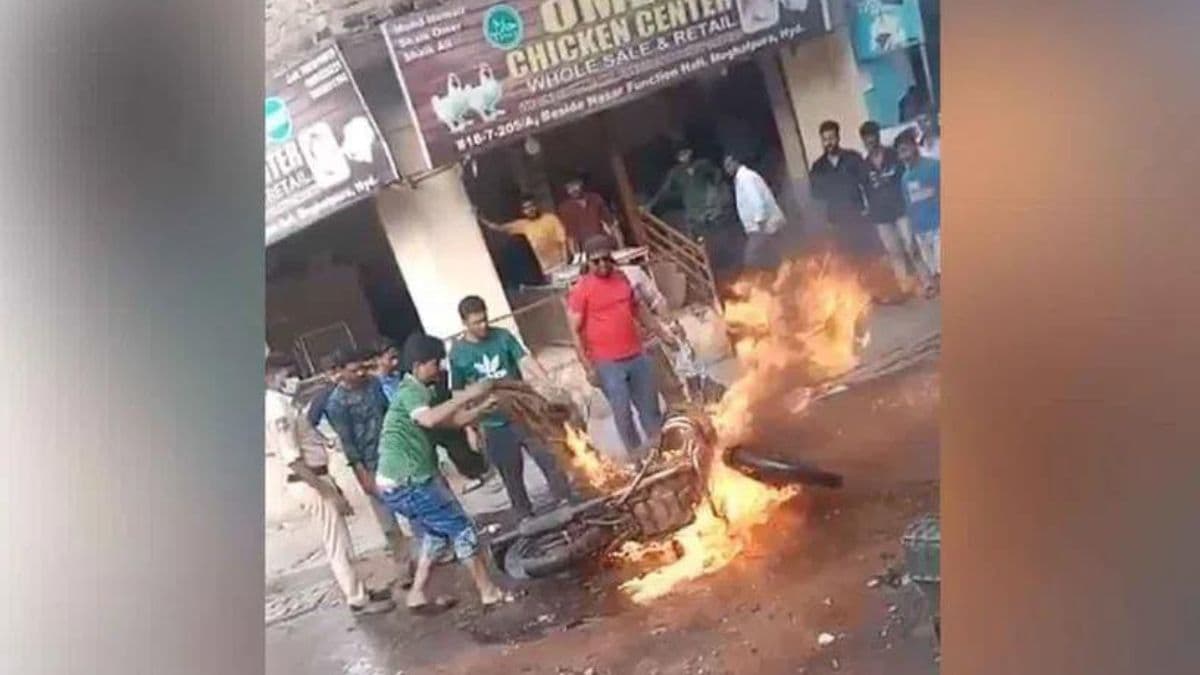 Video: चलती Bullet में लगी आग, बुझाने के दौरान धमाका, 2 की मौत 9 घायल