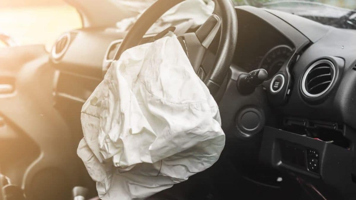 Car Airbag: कार का एयरबैग नहीं खुला तो करें ये कानूनी उपाय, मिलेगा भरपूर मुआवजा Car Airbag: कार का एयरबैग नहीं खुला तो करें ये कानूनी उपाय, मिलेगा भरपूर मुआवजा