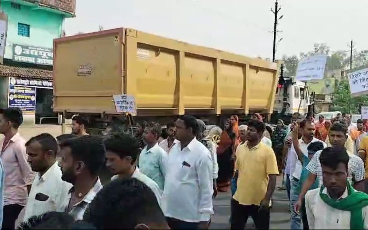 Palamu News: खैनी व्यवसायी संतोष की मौत से आक्रोश, कारोबारियों ने काला बिल्ला लगाकर निकाला मौन जुलूस, रोड को किया जाम