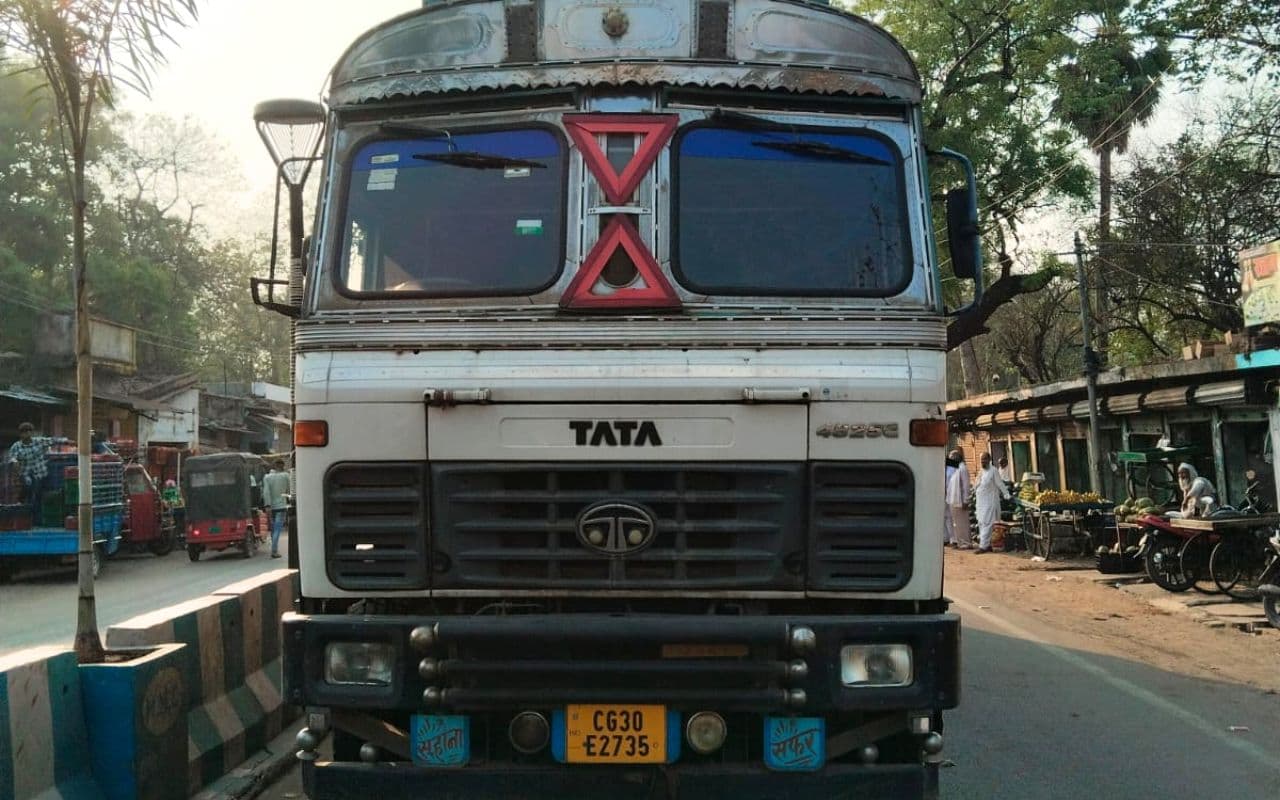 Palamu News: सुबह-सुबह हुई सड़क दुर्घटना,  ट्रक ने स्कूटी सवार को कुचला