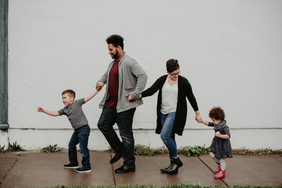 Parenting Tips: अपने बच्चे की भावनाओं को कहीं दबा तो नहीं रहे आप?