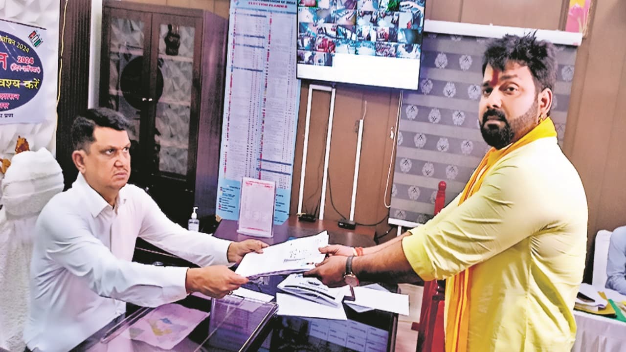 काराकाट लोकसभा: भोजपुरी स्टार पवन सिंह ने दाखिल किया नामांकन, कर्मचारी से लेकर आम आदमी तक सेल्फी लेने की होड़