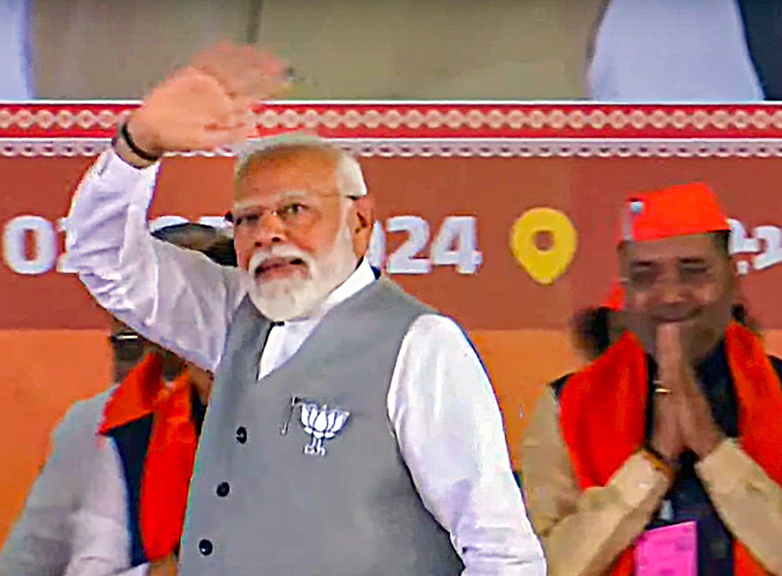 PM Modi Rally in Gujarat : शहजादे आजकल माथे पर संविधान रखकर नाच रहे हैं, राहुल गांधी पर पीएम मोदी का तंज