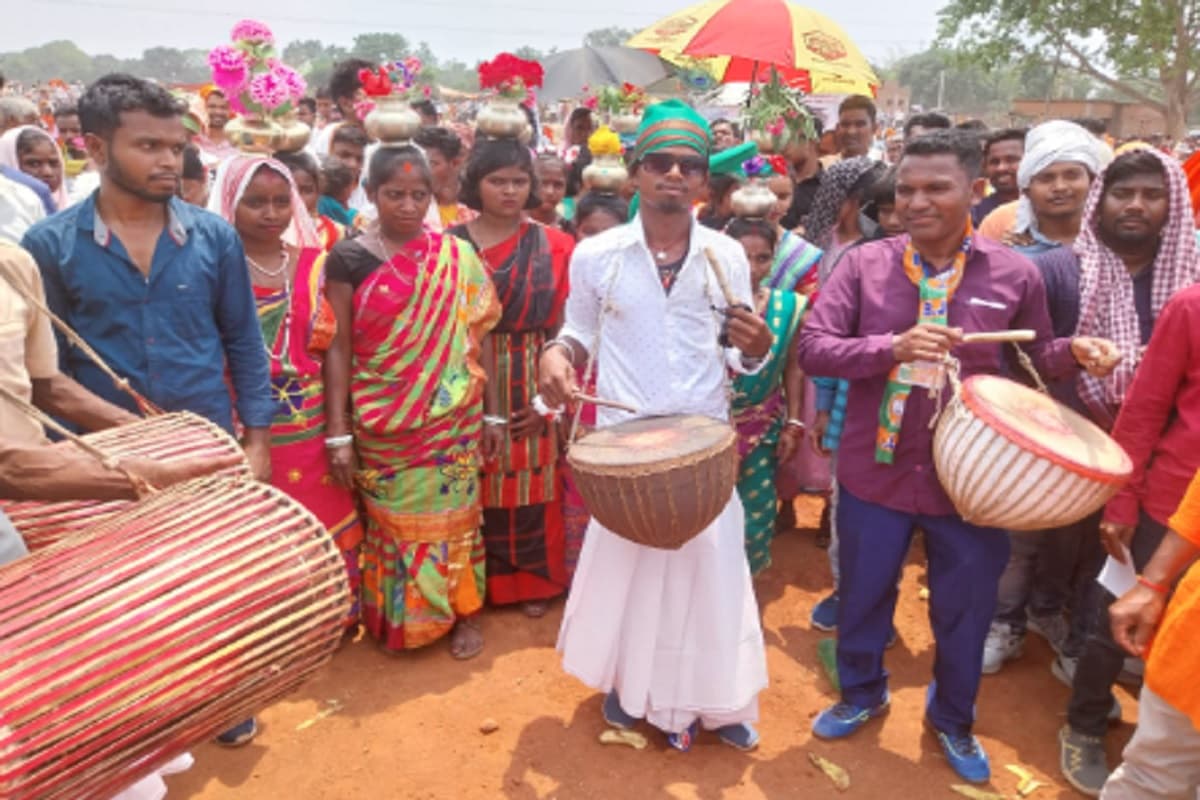 प्रधानमंत्री नरेंद्र मोदी के स्वागत में पारंपरिक वेशभूषा में पहुंचे लोग, मांदर और नगाड़े की थाप पर जमकर थिरके