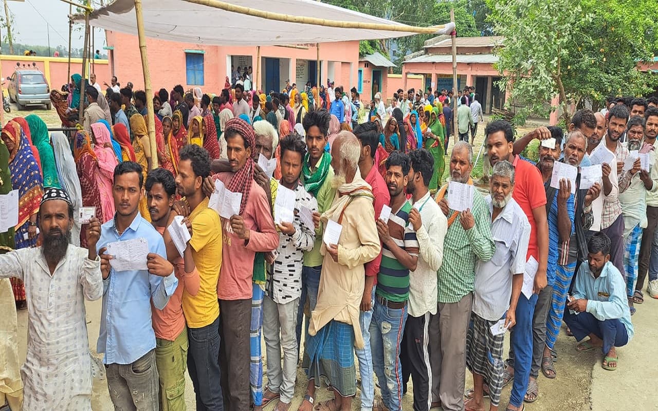 PHOTOS: बिहार में वोटरों पर मौसम हुआ मेहरबान, सुबह से बूथों पर लगी लंबी कतारें, देखिए तस्वीरें..
