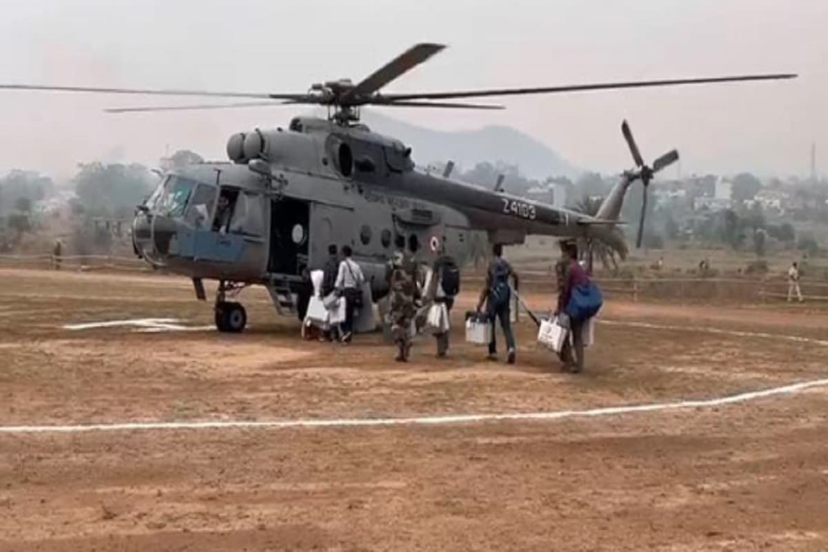 लातेहार में लोकसभा चुनाव की तैयारी पूरी, मतदान कर्मियों को कड़ी सुरक्षा के बीच किया गया रवाना