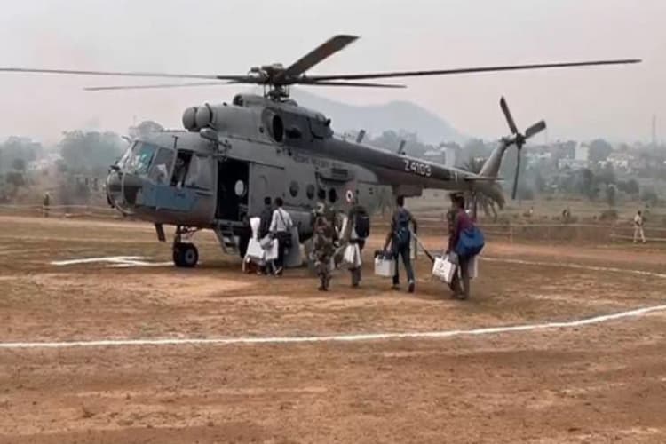 लातेहार में लोकसभा चुनाव की तैयारी पूरी, मतदान कर्मियों को कड़ी सुरक्षा के बीच किया गया रवाना