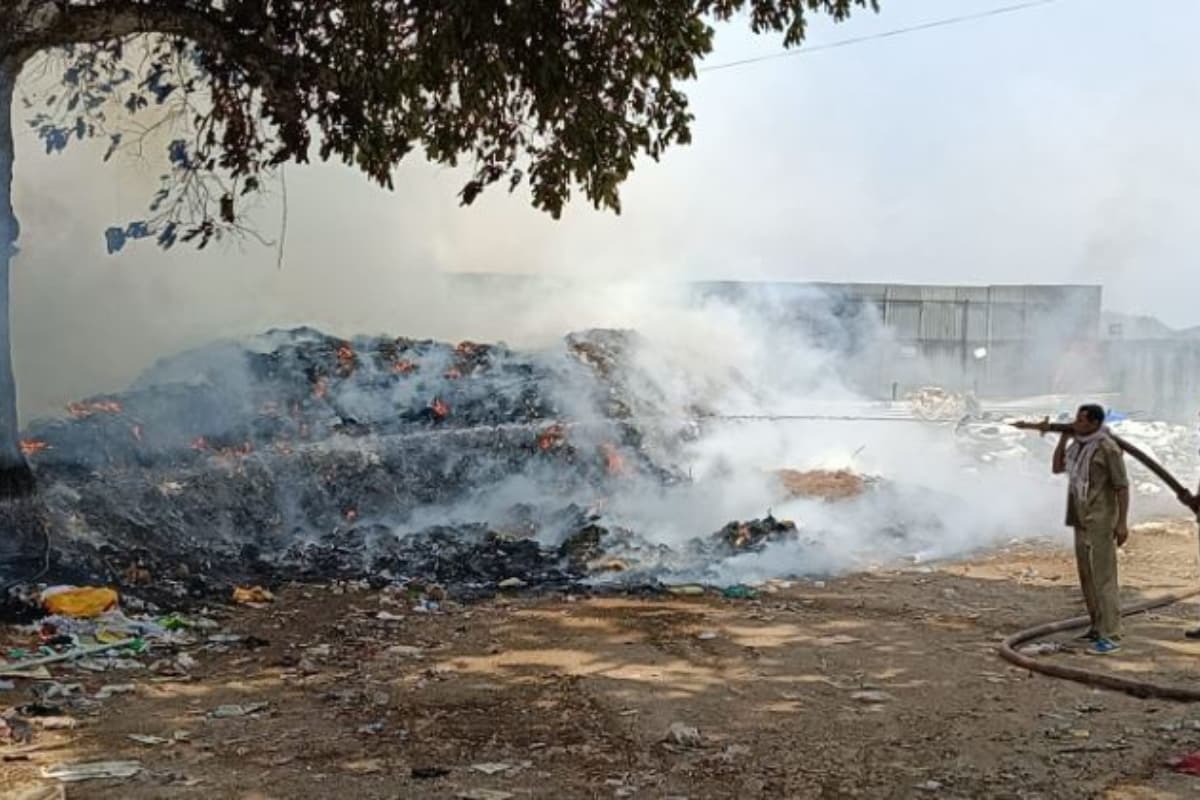 सिमडेगा में टला बड़ा हादसा, घनी आबादी क्षेत्र में लगी आग, फायर ब्रिगेड ने पाया काबू