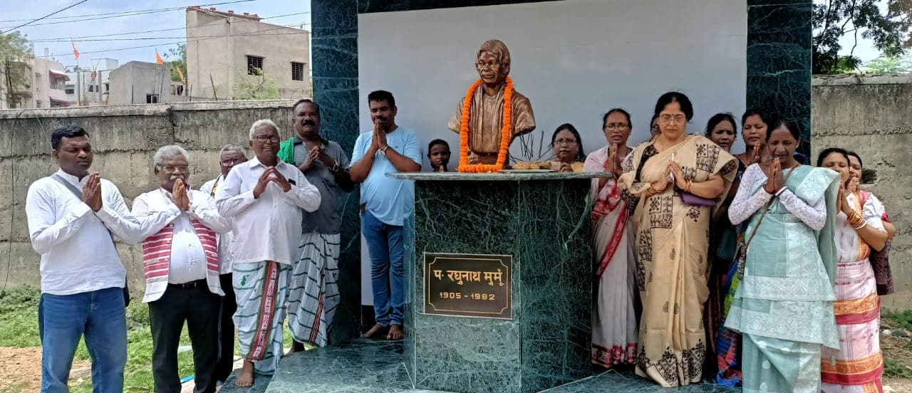 कदमा में ओलचिकी लिपि के जनक पंडित रघुनाथ मुर्मू की प्रतिमा का अनावरण किया गया