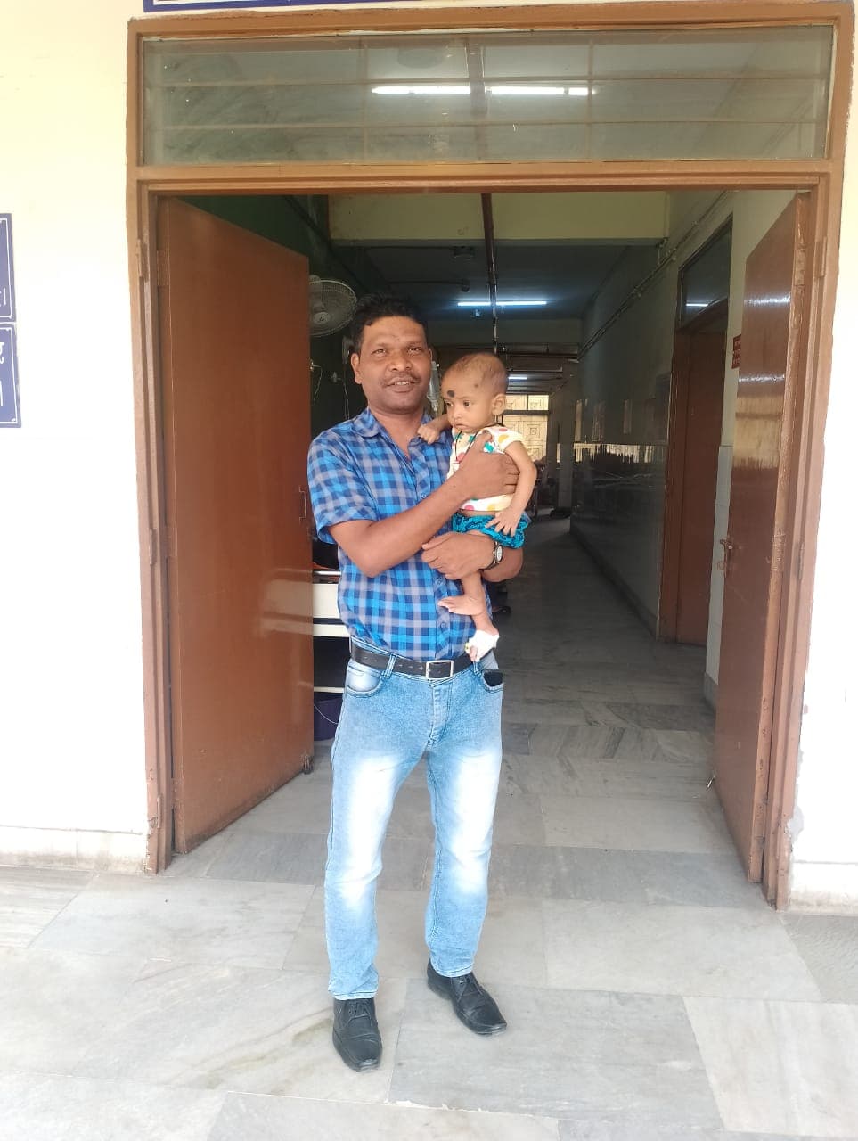 आदिवासी युवा राजेश मार्डी ने मुसाबनी के सिकल सेल पीड़ित बच्चे को लिया गोद