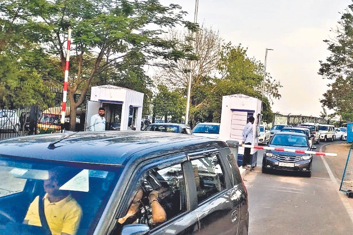 रांची एयरपोर्ट की पार्किंग व्यवस्था पहले से हुई बदतर, 10 मिनट की फ्री पार्किंग में भी वसूल रहे पैसे और दे रहे धमकी