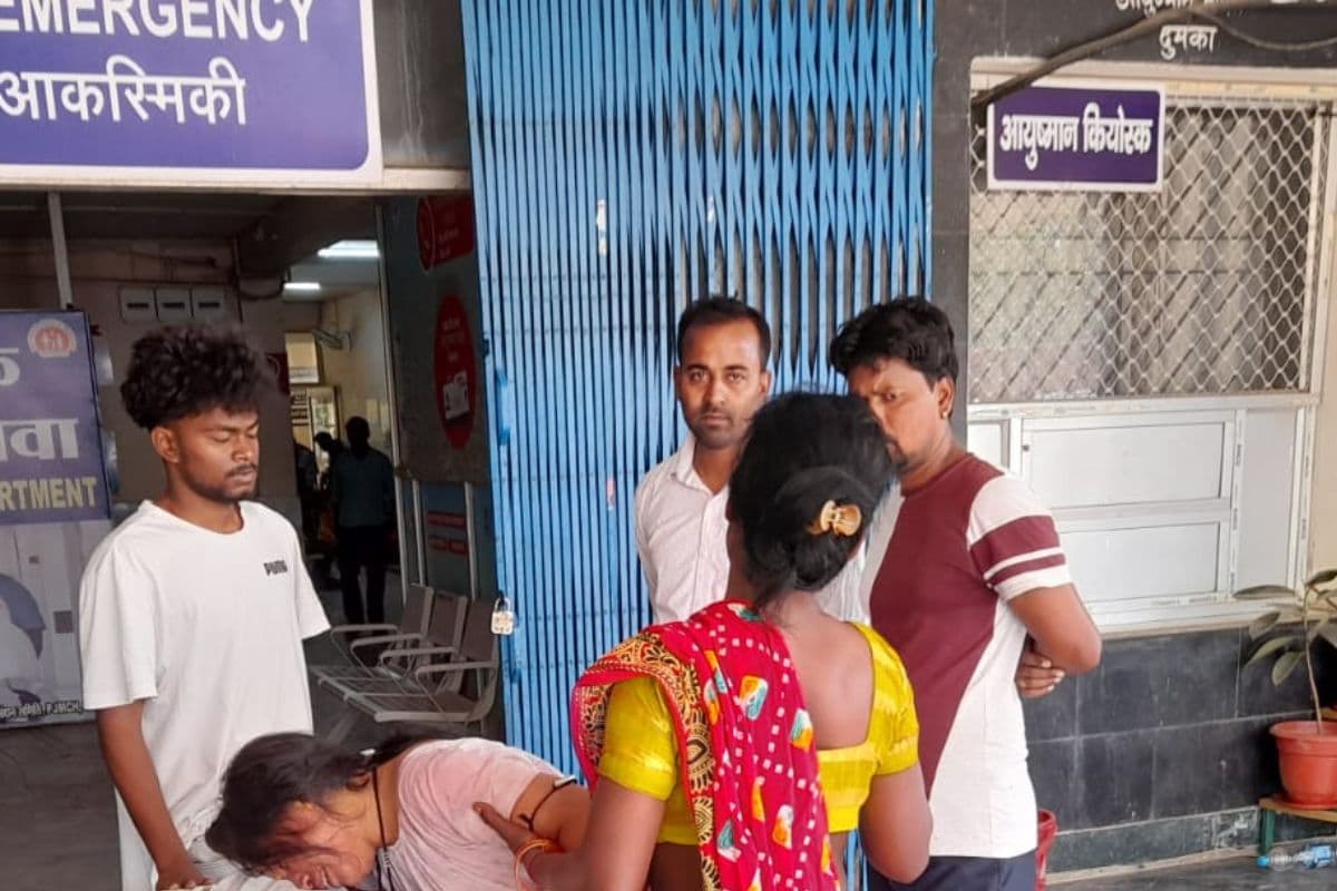 सड़क हादसे में मृत बच्ची से अस्पताल में लिपटकर रोती मां