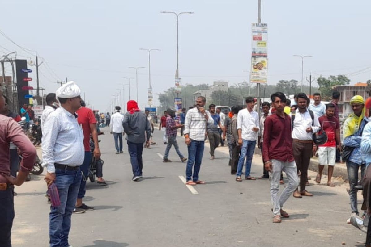 सड़क हादसे में मौत के बाद विरोध प्रदर्शन करते लोग