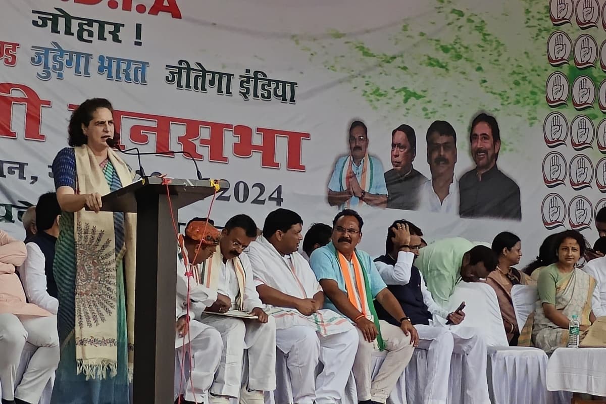 प्रियंका गांधी ने पीएम मोदी और अदाणी की सांठ- गांठ का लगाया आरोप, कहा-पूंजीपतियों को दे दी आपकी जमीन