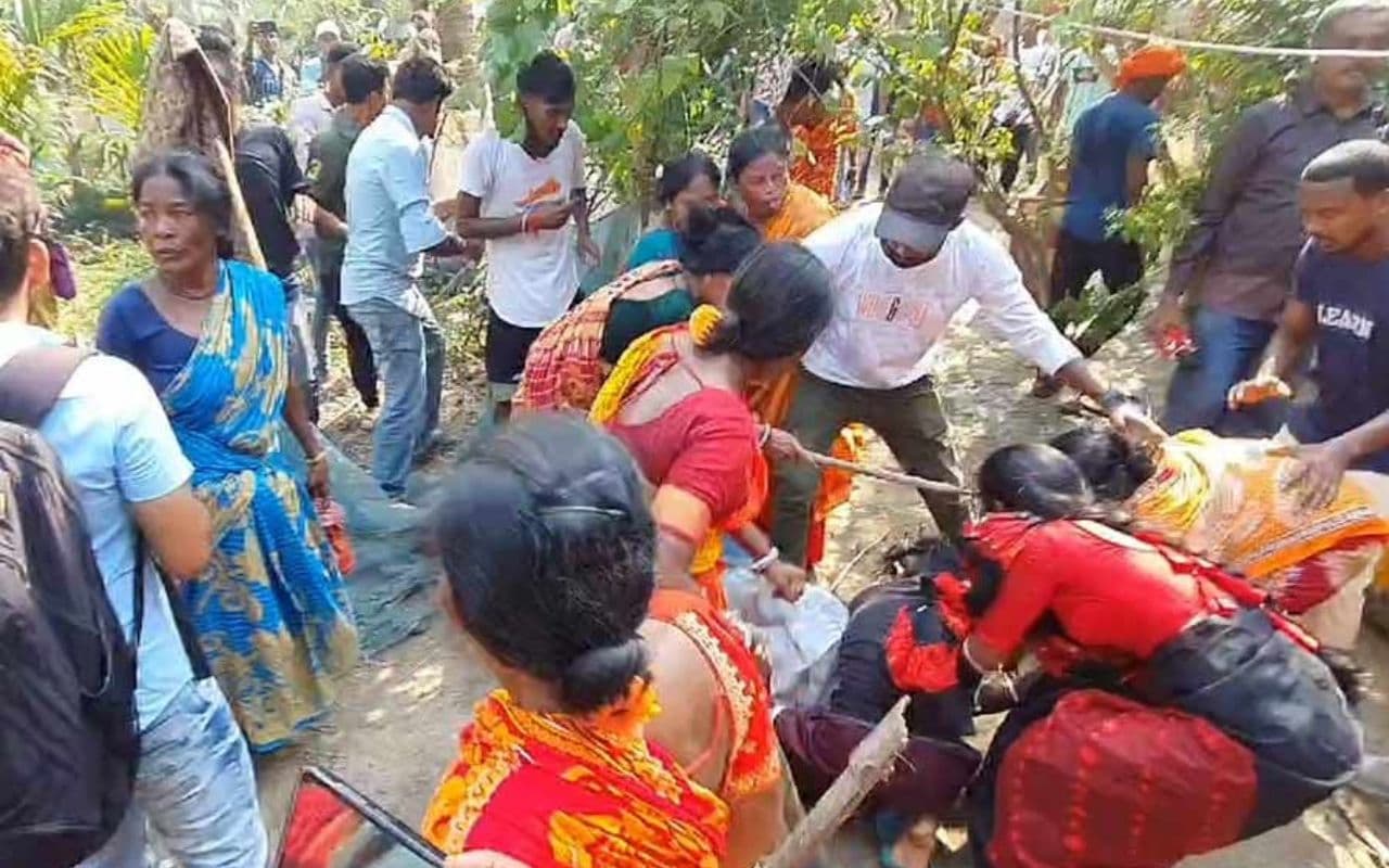 संदेशखाली में भाजपा का विरोध प्रदर्शन, तृणमूल विधायक के सामने टीएमसी कार्यकर्ता को महिलाओं ने लाठी से पीटा