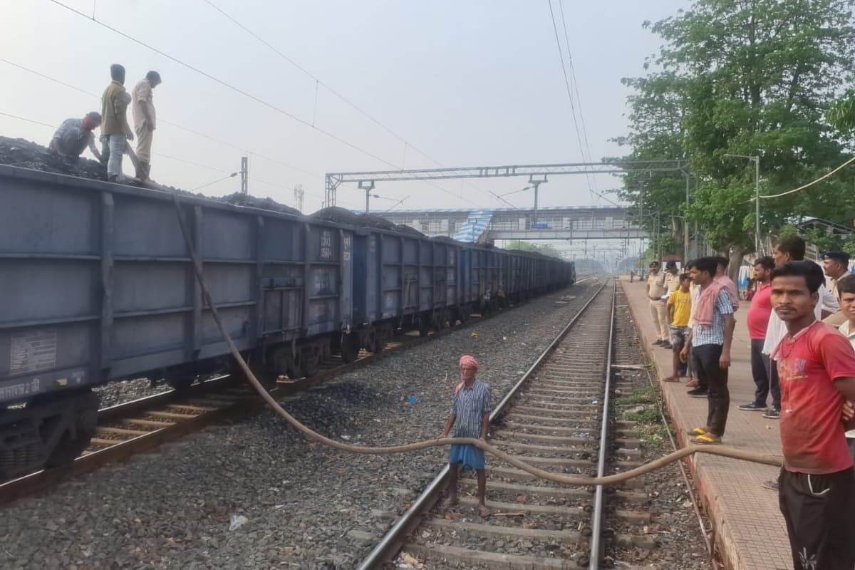 साहिबगंज : कोयले से लदी मालगाड़ी में लगी आग, आरपीएफ ने मशक्कत के बाद पाया काबू