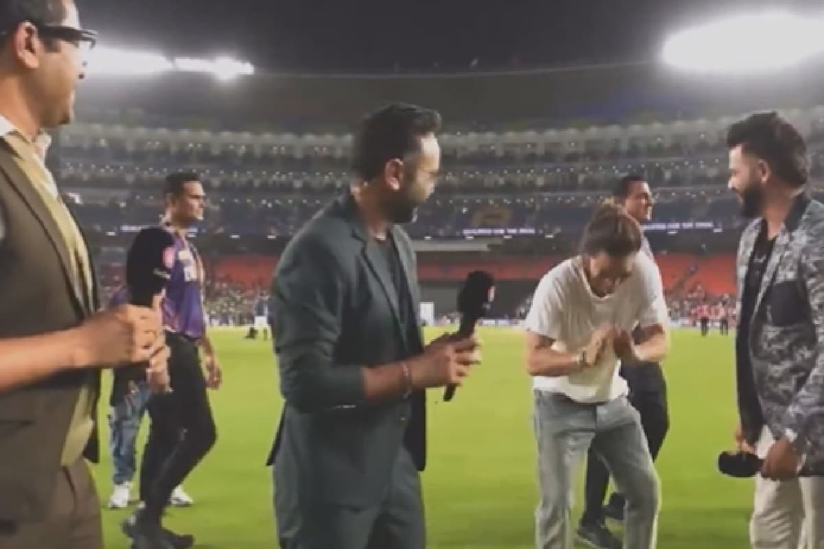 शाहरुख खान ने नरेंद्र मोदी स्टेडियम में हाथ जोड़कर मांगी माफी, फिर दर्शकों से कही ये बड़ी बात