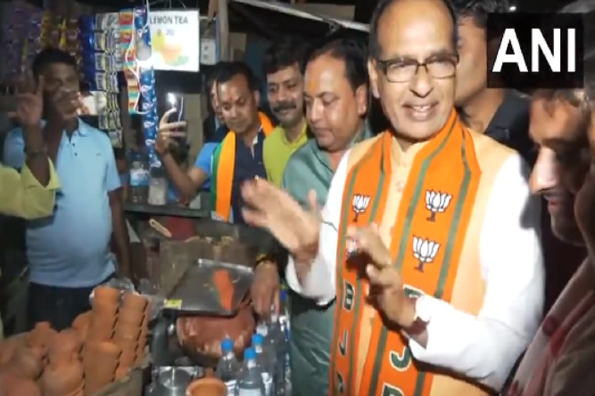 मध्यप्रदेश के पूर्व मुख्यमंत्री शिवराज सिंह चौहान ने रांची में ली चाय की चुस्की, फोटो लेने के लिए लगी लोगों की भीड़