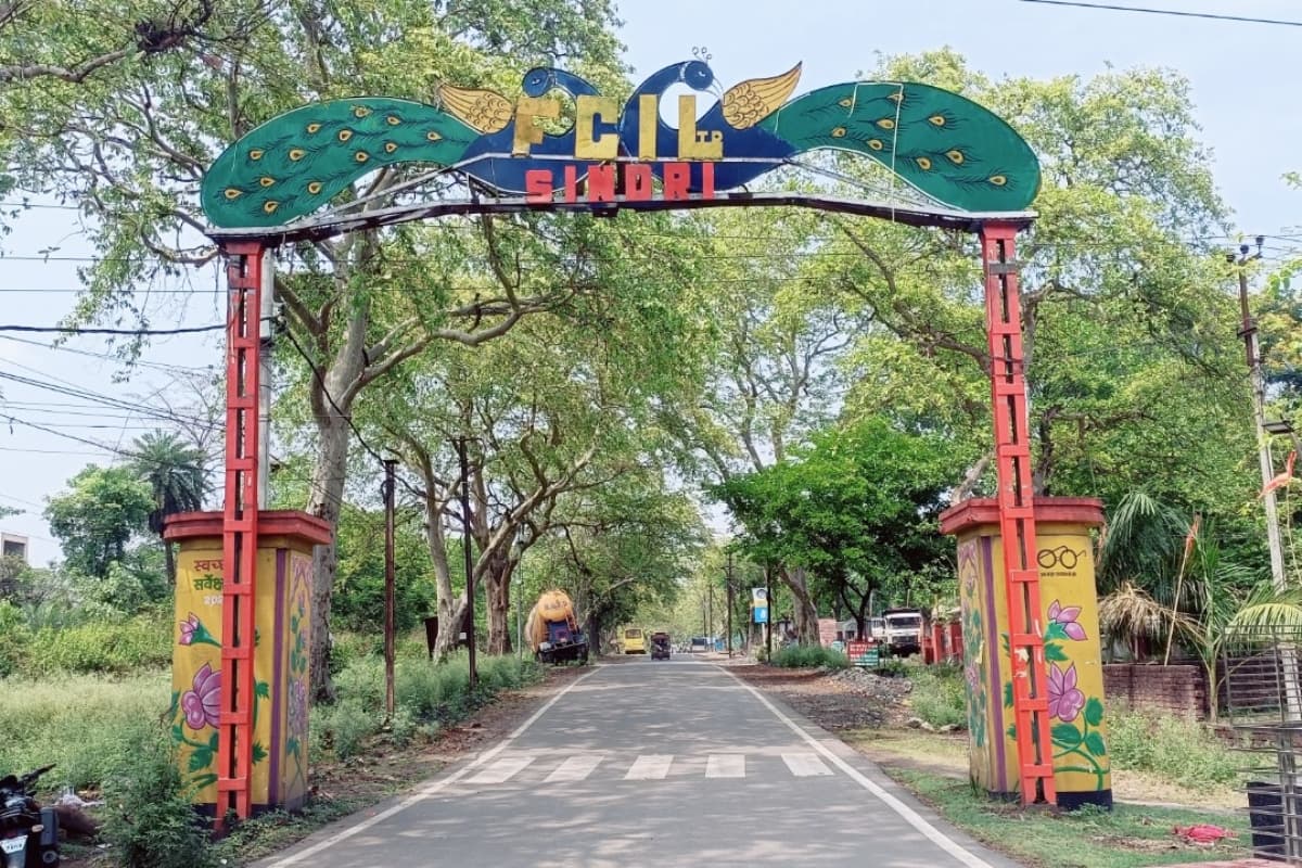 Lok Sabha Election 2024: सिंदरी में चुनावी मुद्दा बन गया है फर्टिलाइजर कंपनी के आवासों में बने रहना या निकाला जाना