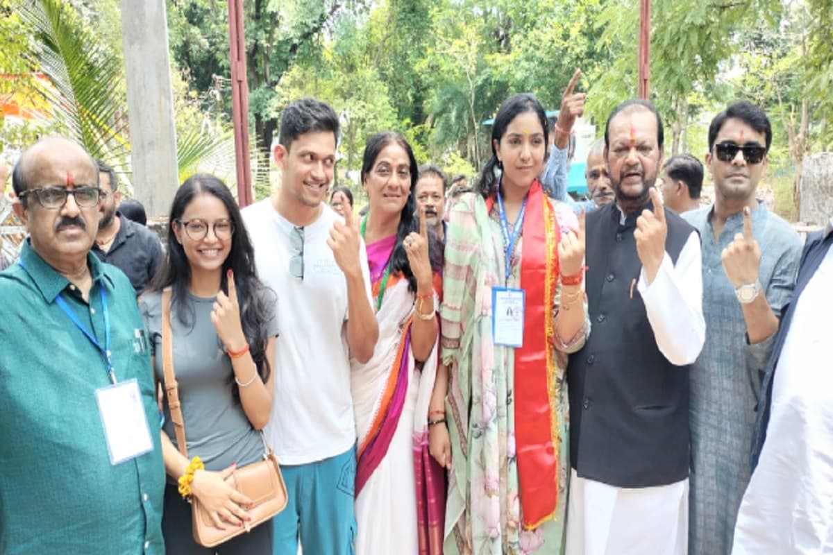 लोकसभा चुनाव के छठे चरण में झारखंड के इन जाने-माने लोगों ने किया मतदान, देखें तस्वीरें