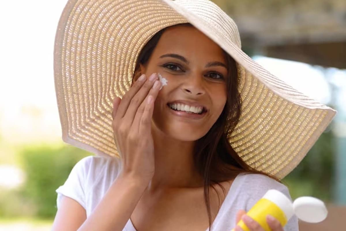 Skin Care Tips: धूप से बचाना चाहते हैं अपनी त्वचा, तो सनस्क्रीन लगाने का जानें सही तरीका