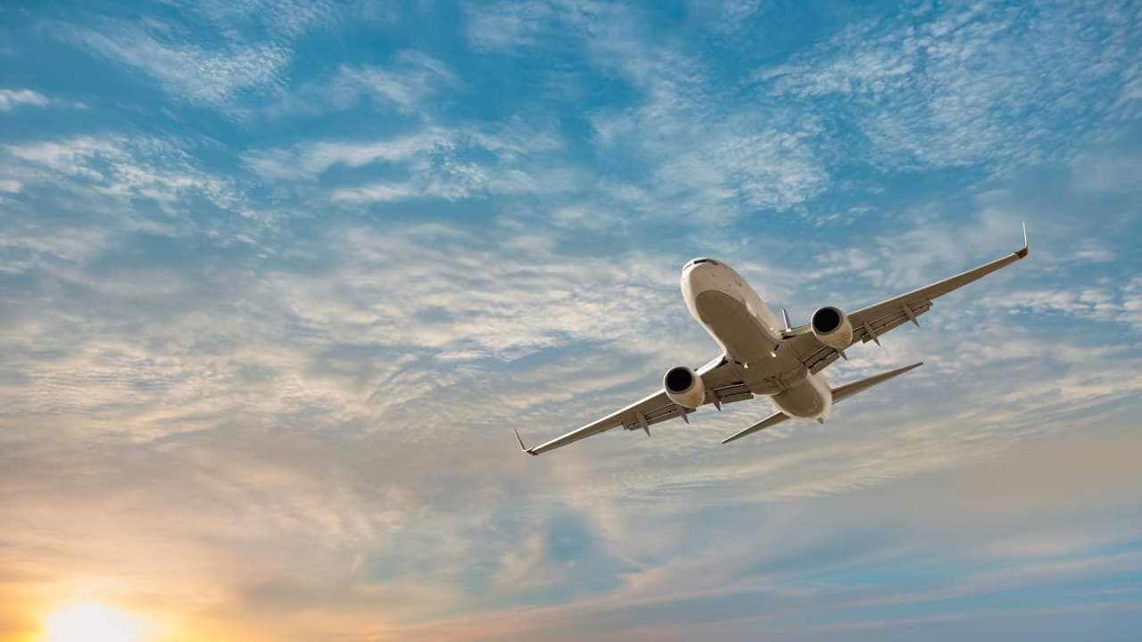 Plane से जमकर Travel कर रहे भारतीय, टूटा 10 साल का रिकॉर्ड