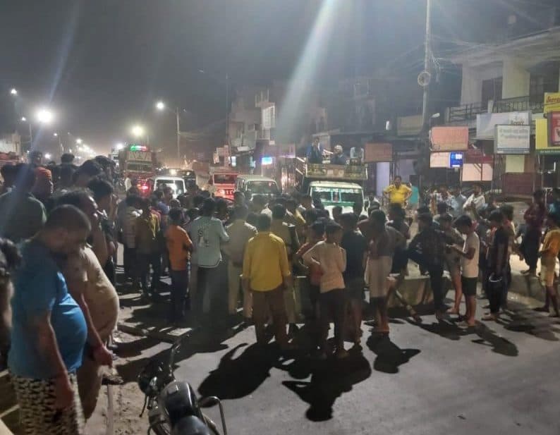 UP Electricity Cut: यूपी में बिजली हो रही गुल, जनता सड़क पर