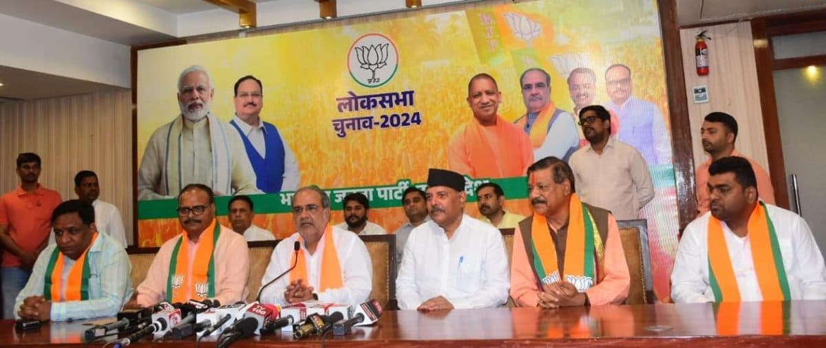 UP News: पूर्व आईपीएस प्रेम प्रकाश ने बीजेपी का दामन थामा, सपा-बसपा पर साधा निशाना