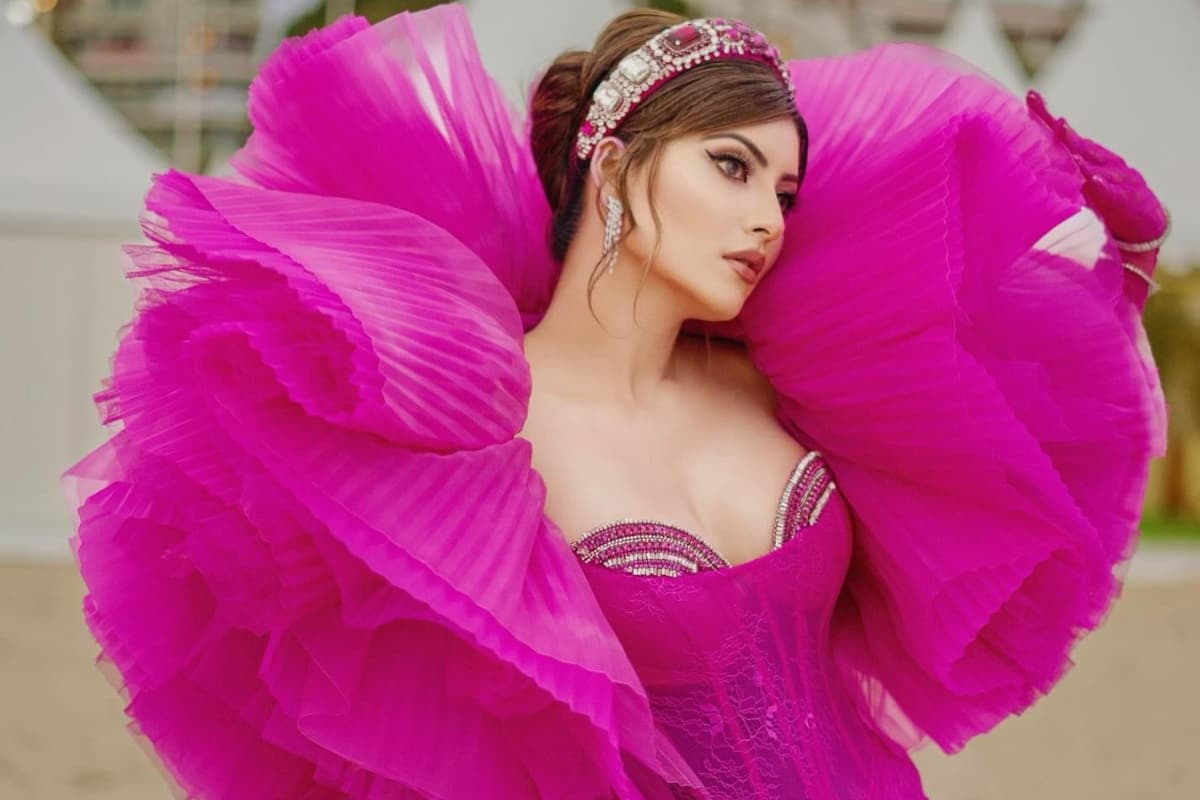 Cannes 2024: ऐश्वर्या राय ही नहीं उर्वशी रौतेला भी रेड कार्पेट पर गिरा रही हुस्न की बिजलियां, पिंक गाउन में दिखीं सुपर स्टाइलिश