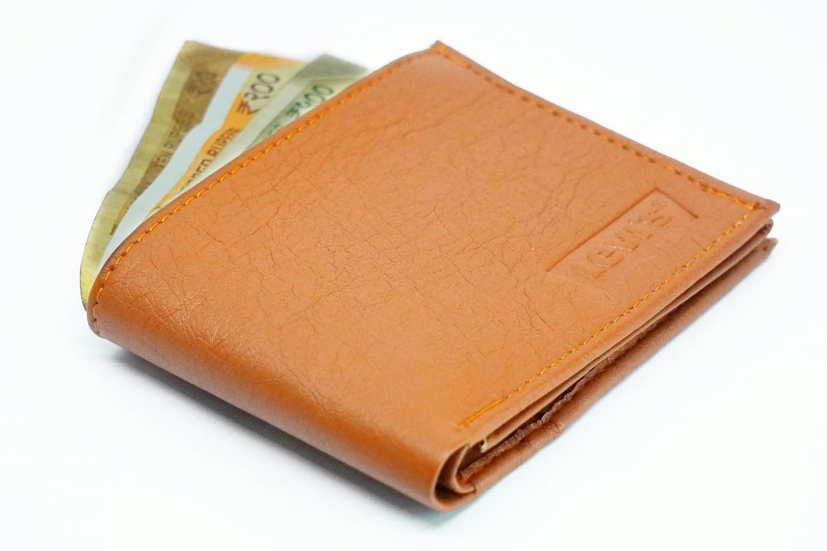 Vastu Tips: आर्थिक स्थिति को करना चाहते हैं मजबूत? आज ही अपनाएं वास्तु से जुड़े ये टिप्स