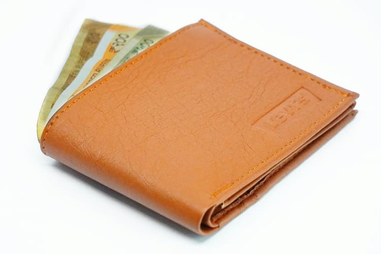 Vastu Tips: आर्थिक स्थिति को करना चाहते हैं मजबूत? आज ही अपनाएं वास्तु से जुड़े ये टिप्स