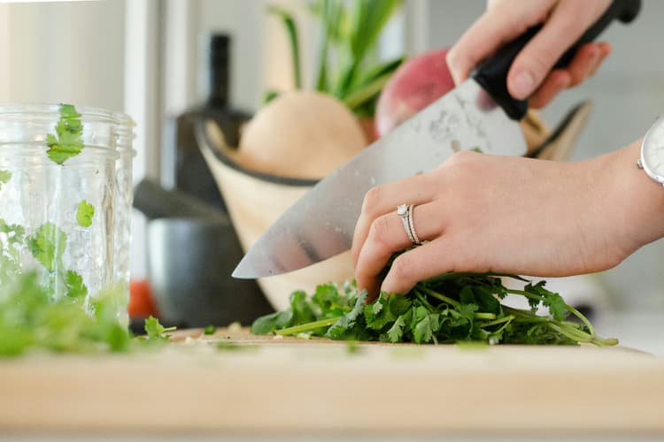 Vastu Tips: खाना बनाते समय इन बातों का रखें ध्यान, धन के साथ अन्न का भी होगा लाभ