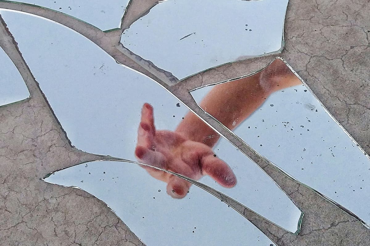 Vastu Tips: भूलकर भी न करें शीशे से जुड़ी ये गलतियां, हो सकता है भारी नुकसान