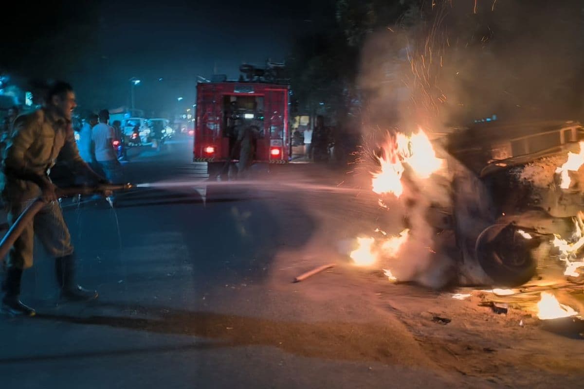 गिरिडीह में ऑटो से हो रही थी मवेशी की तस्करी, ग्रामीणों ने लगा दी आग, पुलिस ने संभाला मोर्चा