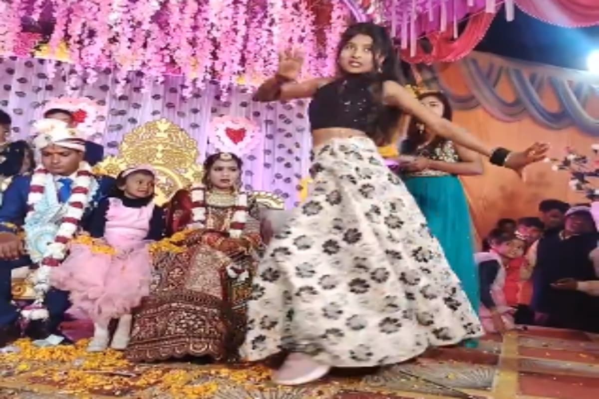 जब बेटी को इस हरियाणवी गाने पर डांस करते देख आग बबूला हुई मां, बीच स्टेज पर किया ये काम, VIDEO